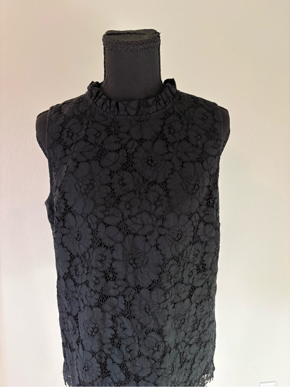 Ann Taylor Black Lace Sleeveless Shell Top Sz M EUC